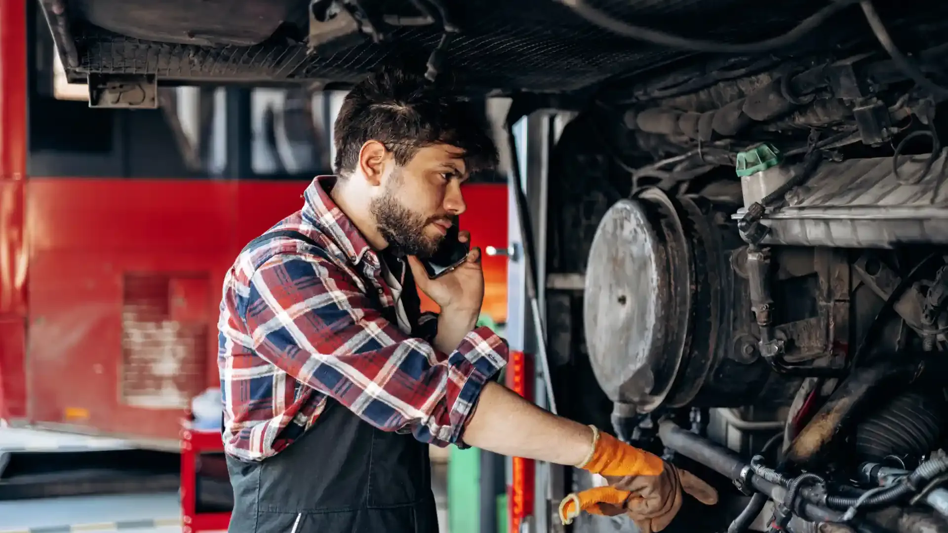 Профессиональный автомеханик за работой
