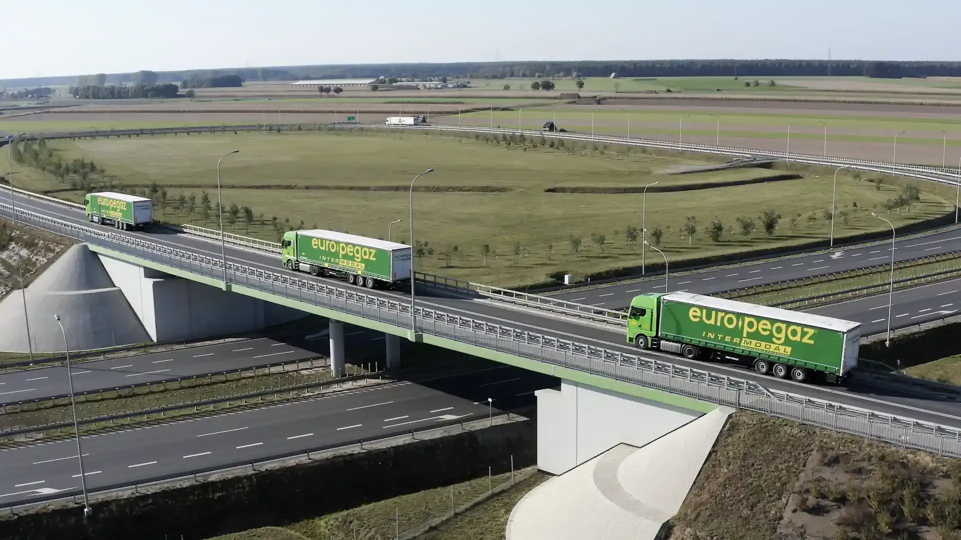 Грузовики EUROPEGAZ в логистическом центре готовые к отправке